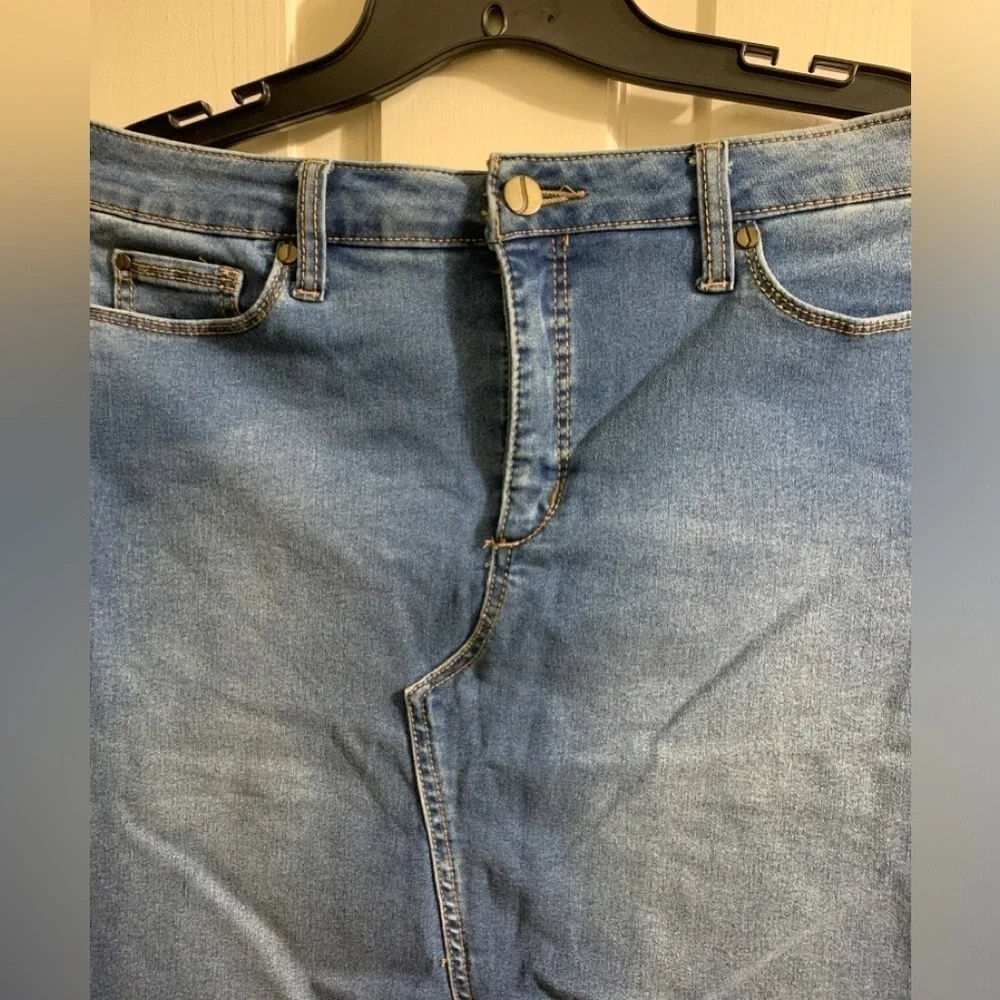 3/$28❤️❤️ Jones NY signature Madison pencil denim skirt with four pockets size8P